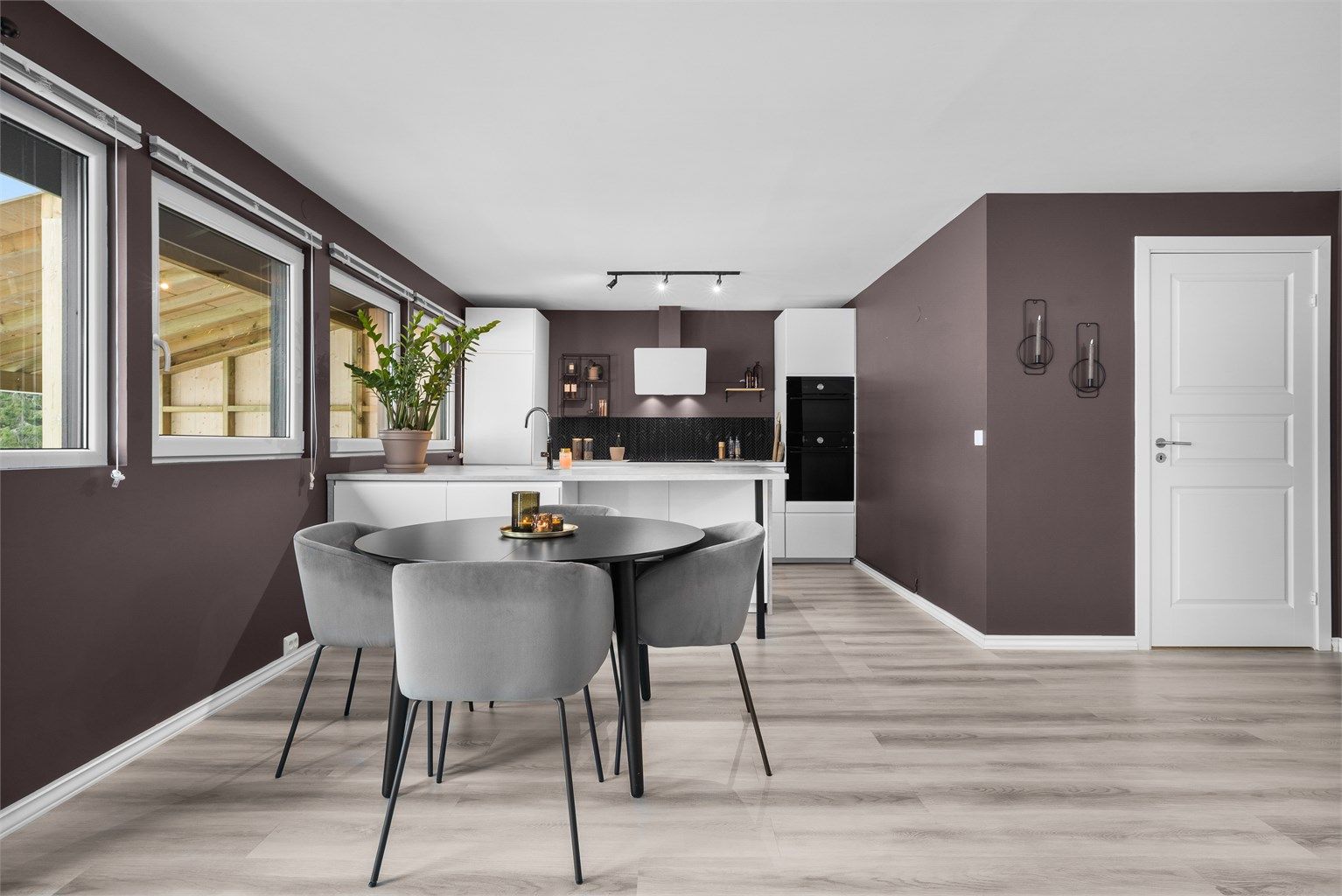 Stue har åpen løsning til kjøkkenet