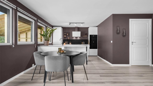 Stue har åpen løsning til kjøkkenet