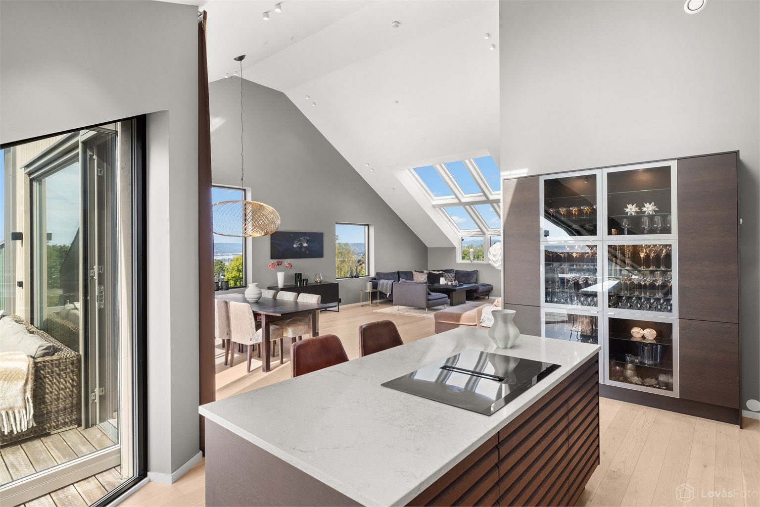 Velkommen til Kongsveien 83C - byggets eneste penthouse fra 2021 med heis rett inn, utsikt, fantastisk takhøyde og gjennomført uttrykk.
Foto: Løvås Foto 