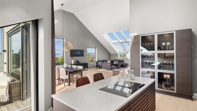 Velkommen til Kongsveien 83C - byggets eneste penthouse fra 2021 med heis rett inn, utsikt, fantastisk takhøyde og gjennomført uttrykk.
Foto: Løvås Foto