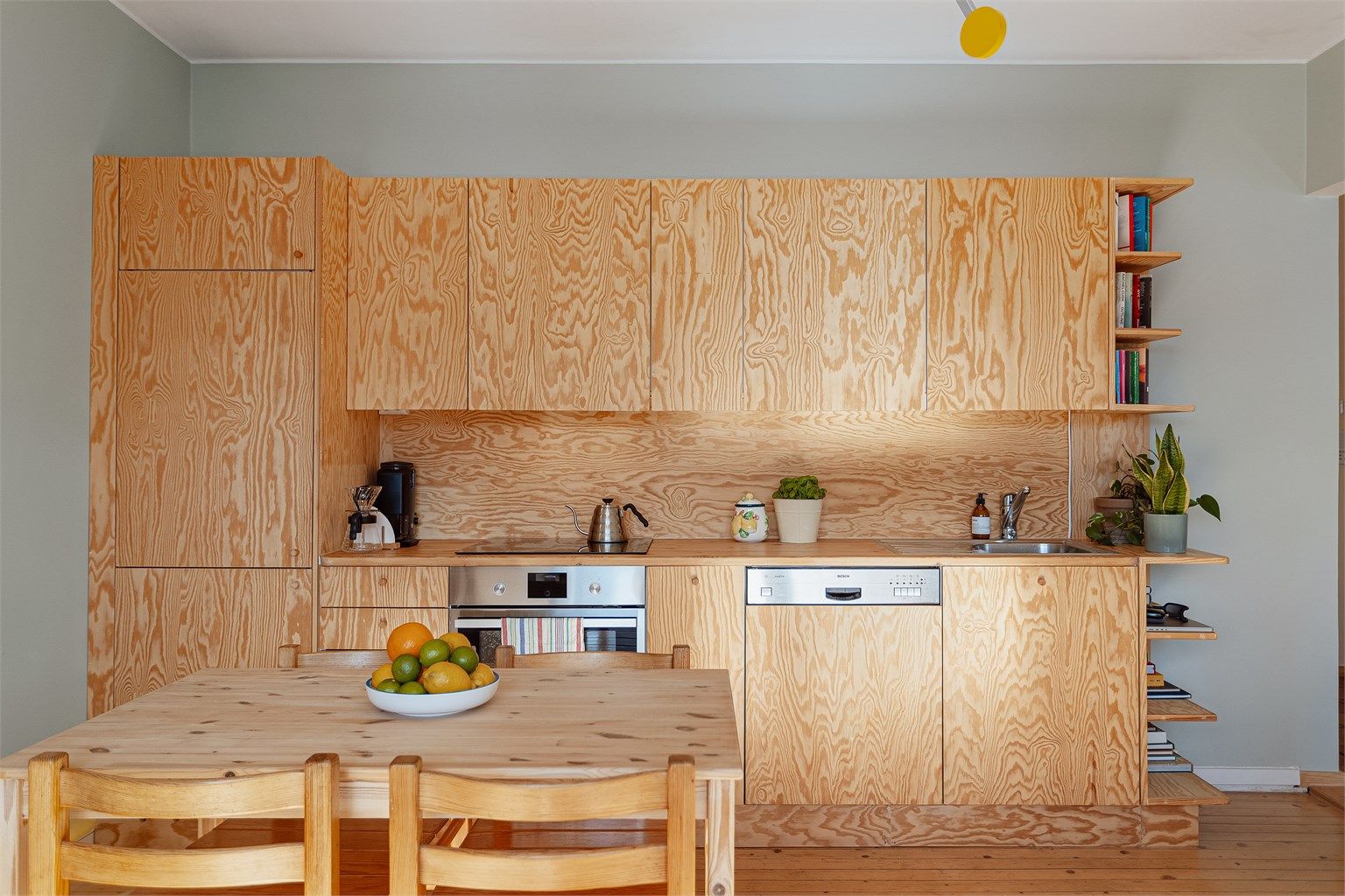 Kjøkkenventilator med kullfilter er plassert over kokesonen.