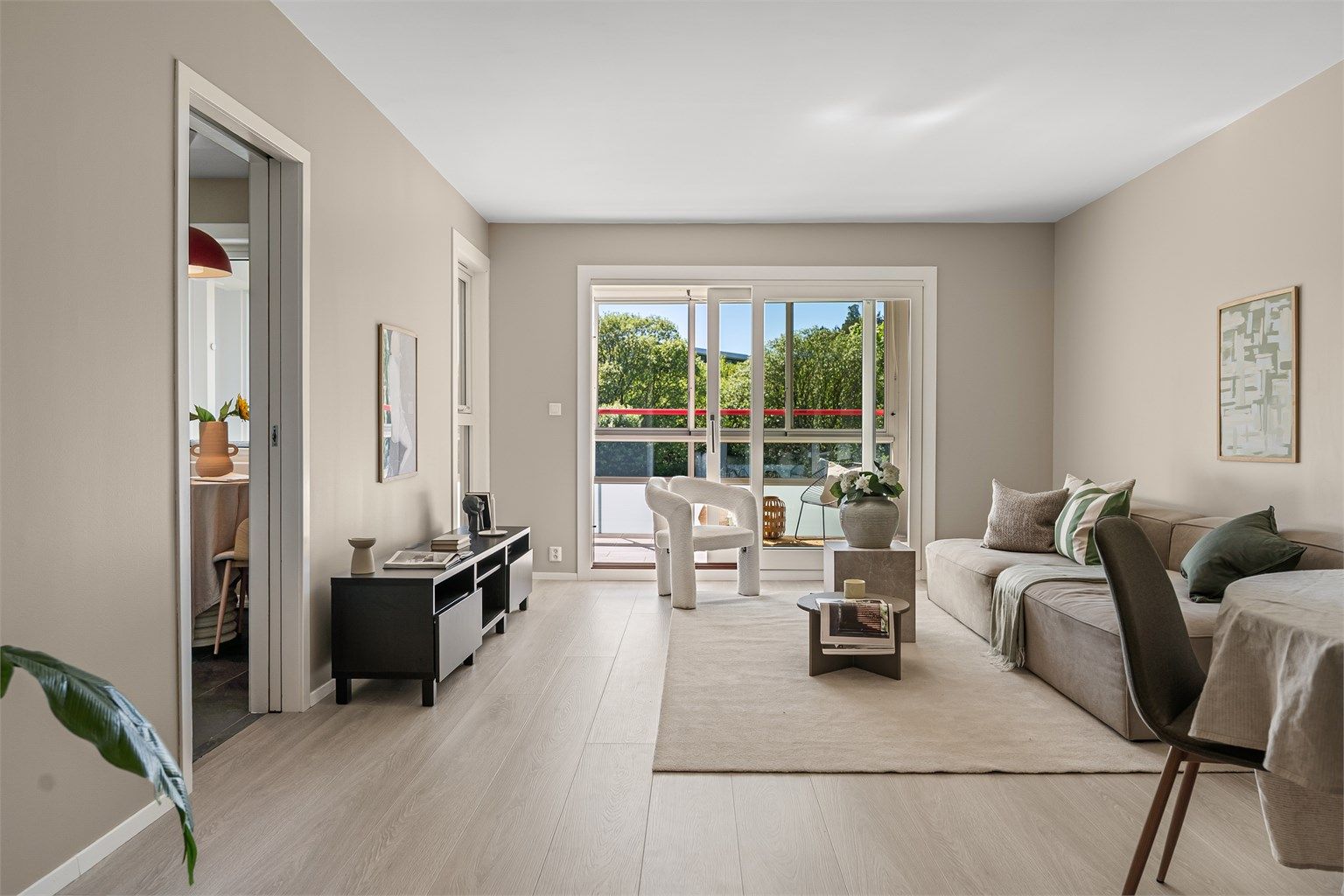 - Nytt 1-stavs laminat gjennomgående i leiligheten -