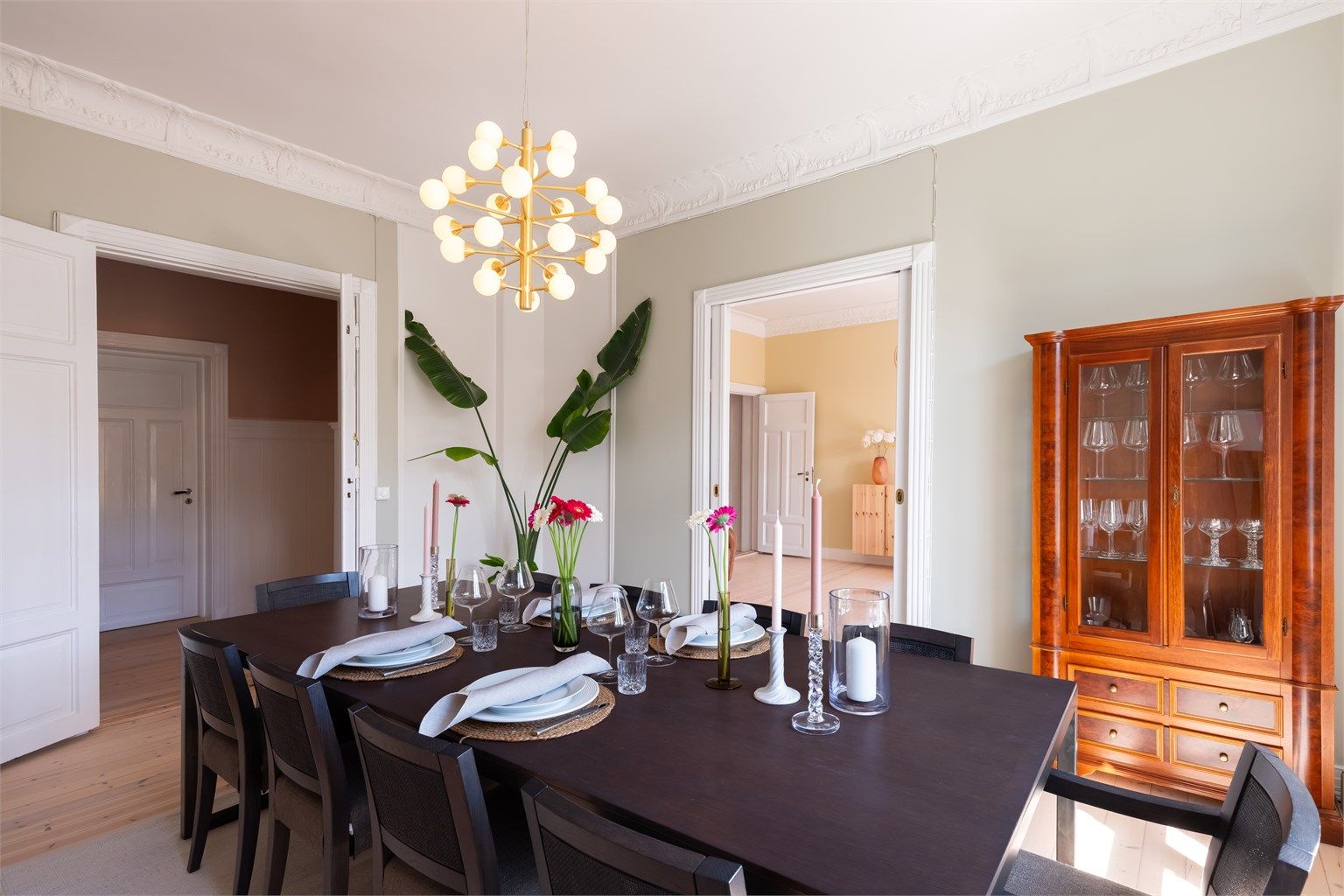 Dette er et sosialt og hyggelig rom med plass til å invitere venner og familie til hyggelige sammenkomster.