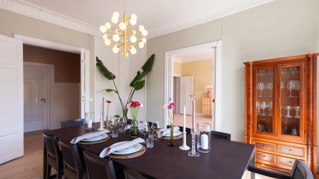 Dette er et sosialt og hyggelig rom med plass til å invitere venner og familie til hyggelige sammenkomster.