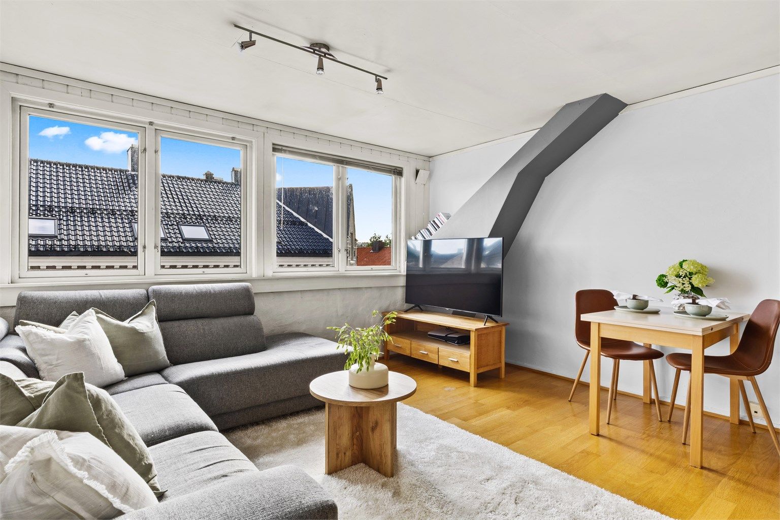 God møbleringsmuligheter med åpen stue og kjøkken løsning