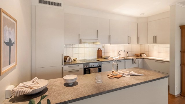 Praktisk og godt arbeidskjøkken med god skapplass