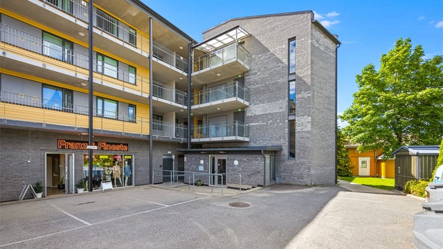 Bygget har heis og callinganlegg med kamera. Adkomst til leiligheten er i 4. etasje.