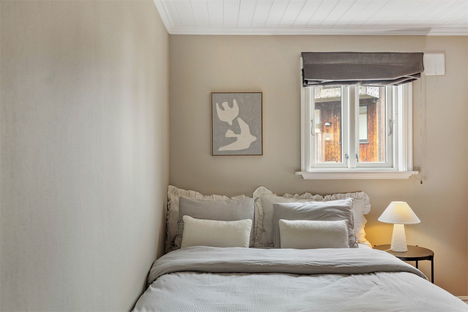 Soverom 1 har plass til dobbeltseng og garderobeløsning.