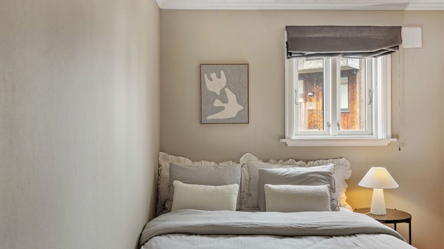 Soverom 1 har plass til dobbeltseng og garderobeløsning.