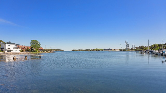 Her bor du et steinkast fra sjøen med nærhet til flere badeplasser, bl.a på Lumber eller Storenes m.m.