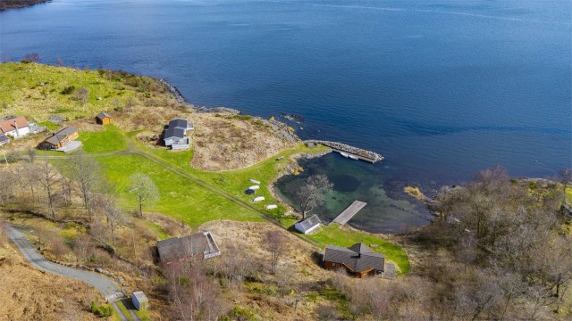 Velkommen til Fogn og Nedre Fognafjordvegen!
En sjelden fritidseiendom på ca. 17 mål med egen strandlinje, lun vik, molo og fem separate hytter.
Foto: Marianne Lyse