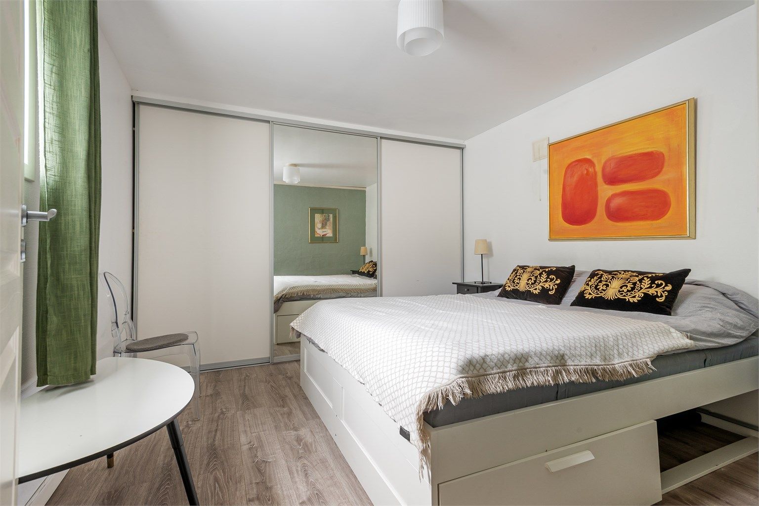 Romslig soverom med 1-stavs laminat fra 2017 på gulvet med gulvarme. Rommet har plass til dobbeltseng og stor skyvedørsgarderobe gir rikelig med garderobeplass