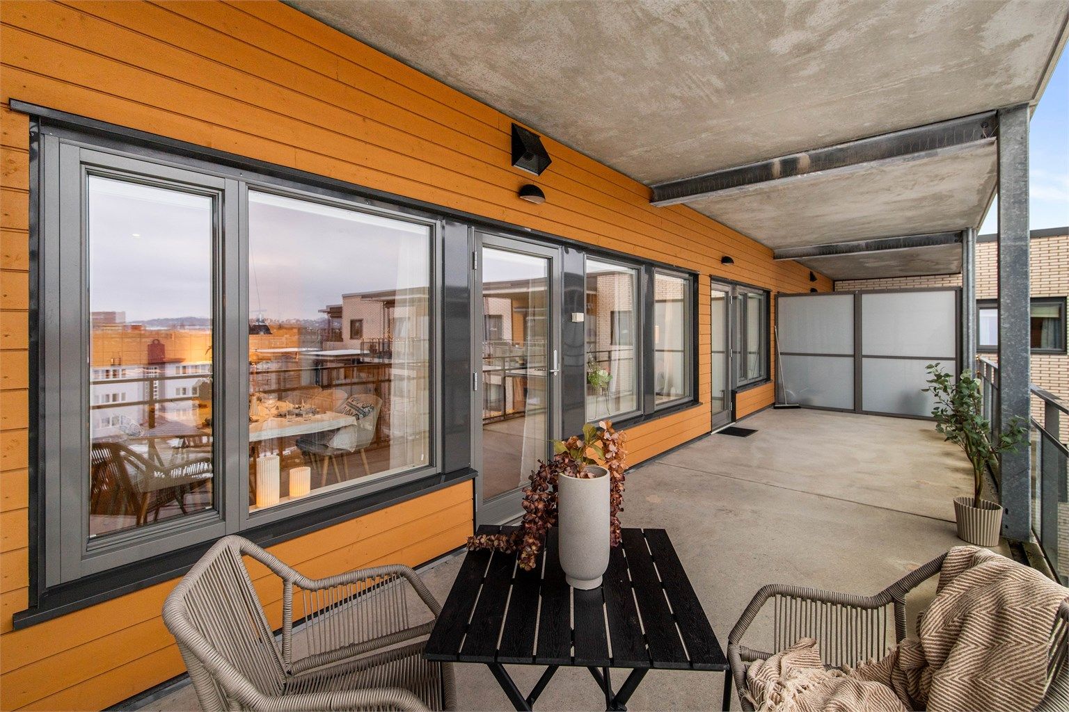 Overbygget balkong mot syd, uten innsyn fra gjenboere