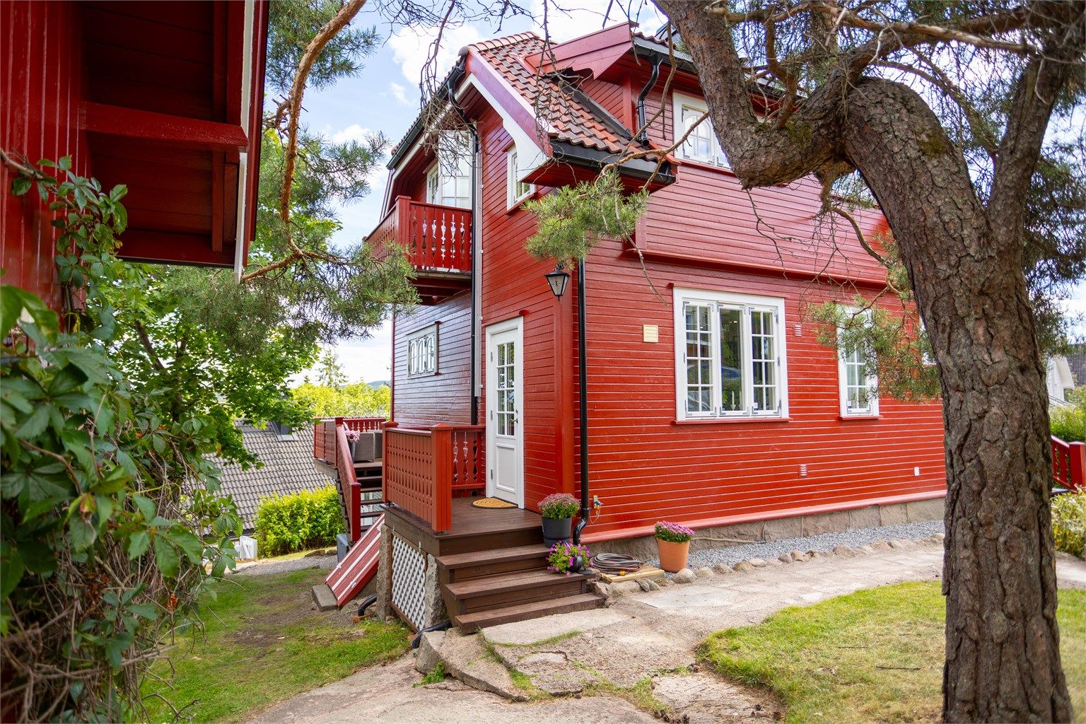 Boligen har en sjarmerende arkitektur som er ivaretatt gjennom oppgraderinger.