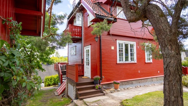 Boligen har en sjarmerende arkitektur som er ivaretatt gjennom oppgraderinger.