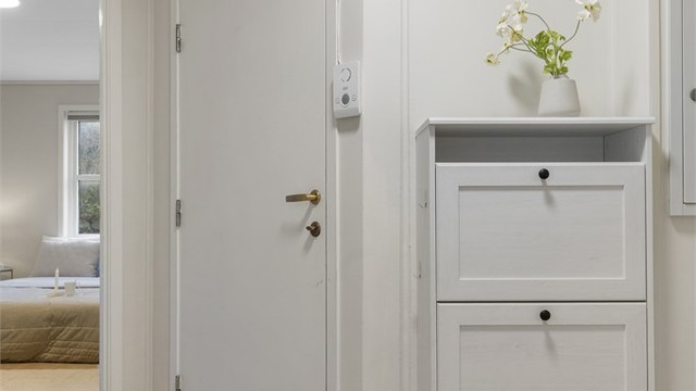 Lys og velkommen entré med plass til sko- og oppbevaringsmøbler. En praktisk inngangssone som gir et ryddig førsteinntrykk og god flyt videre inn i leiligheten.