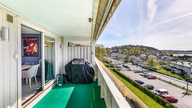 Markise i hel bredde over verandaen solskjermer også stuen og kjøkkenet.