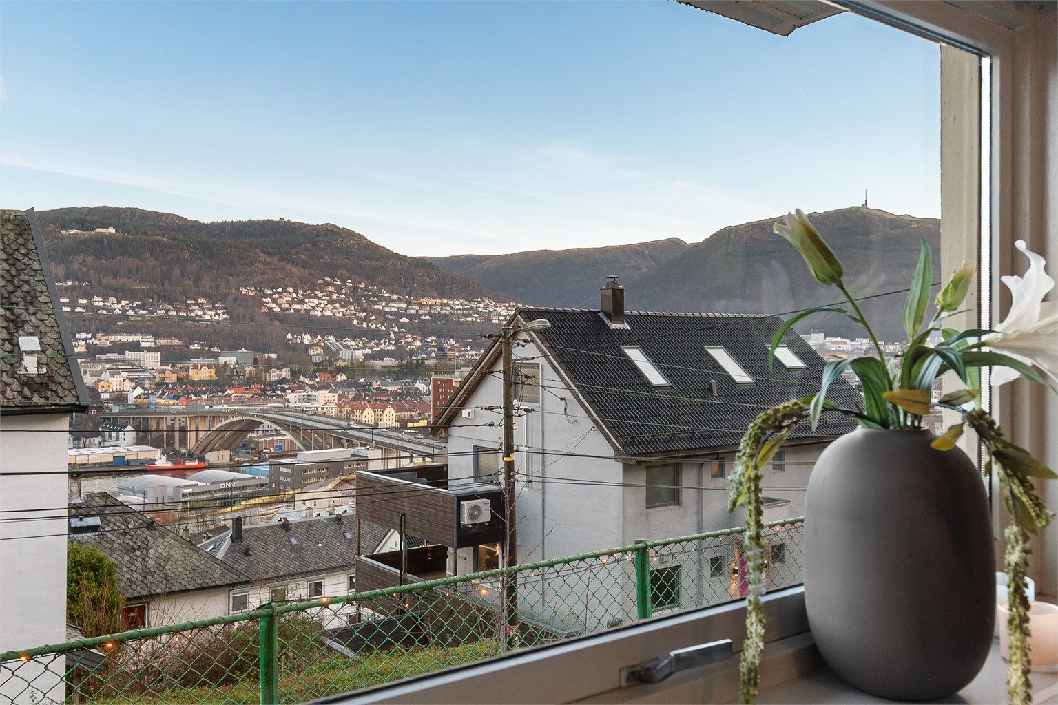 - Fra soverommet er det utsikt mot både Fløyen og Ulriken -