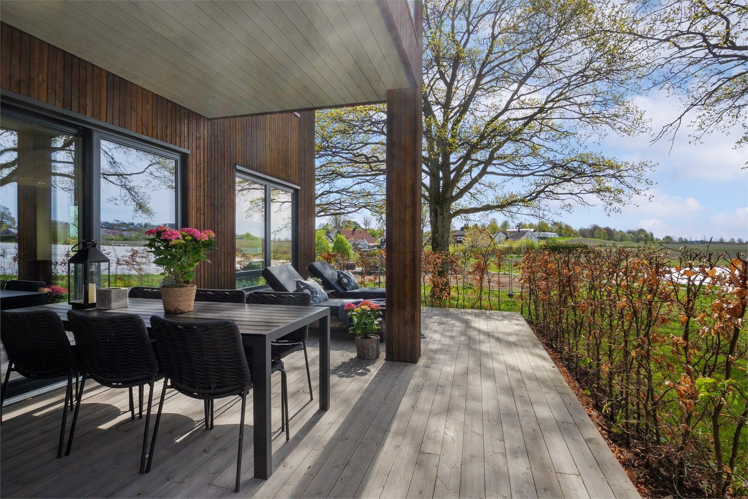 Leiligheten har utgang fra stuen til en dels overbygd terrasse på ca. 30 kvm.