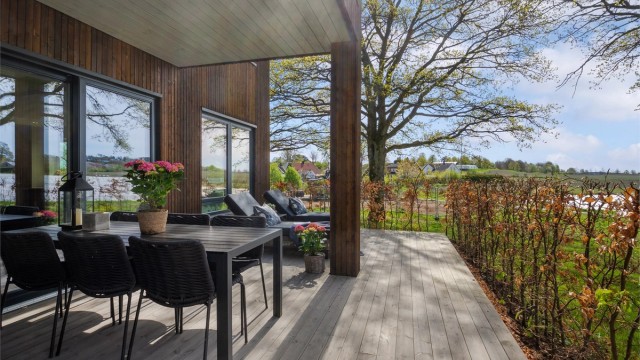 Leiligheten har utgang fra stuen til en dels overbygd terrasse på ca. 30 kvm.