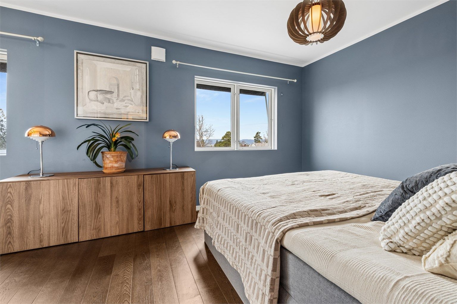 Fra hovedsoverommet er det også utsikt mot nærområdet og fjorden.