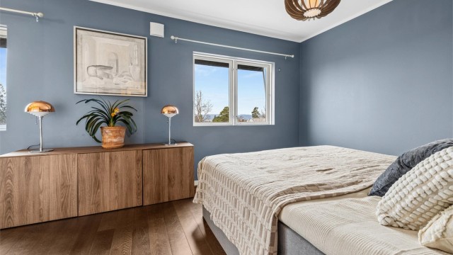 Fra hovedsoverommet er det også utsikt mot nærområdet og fjorden.