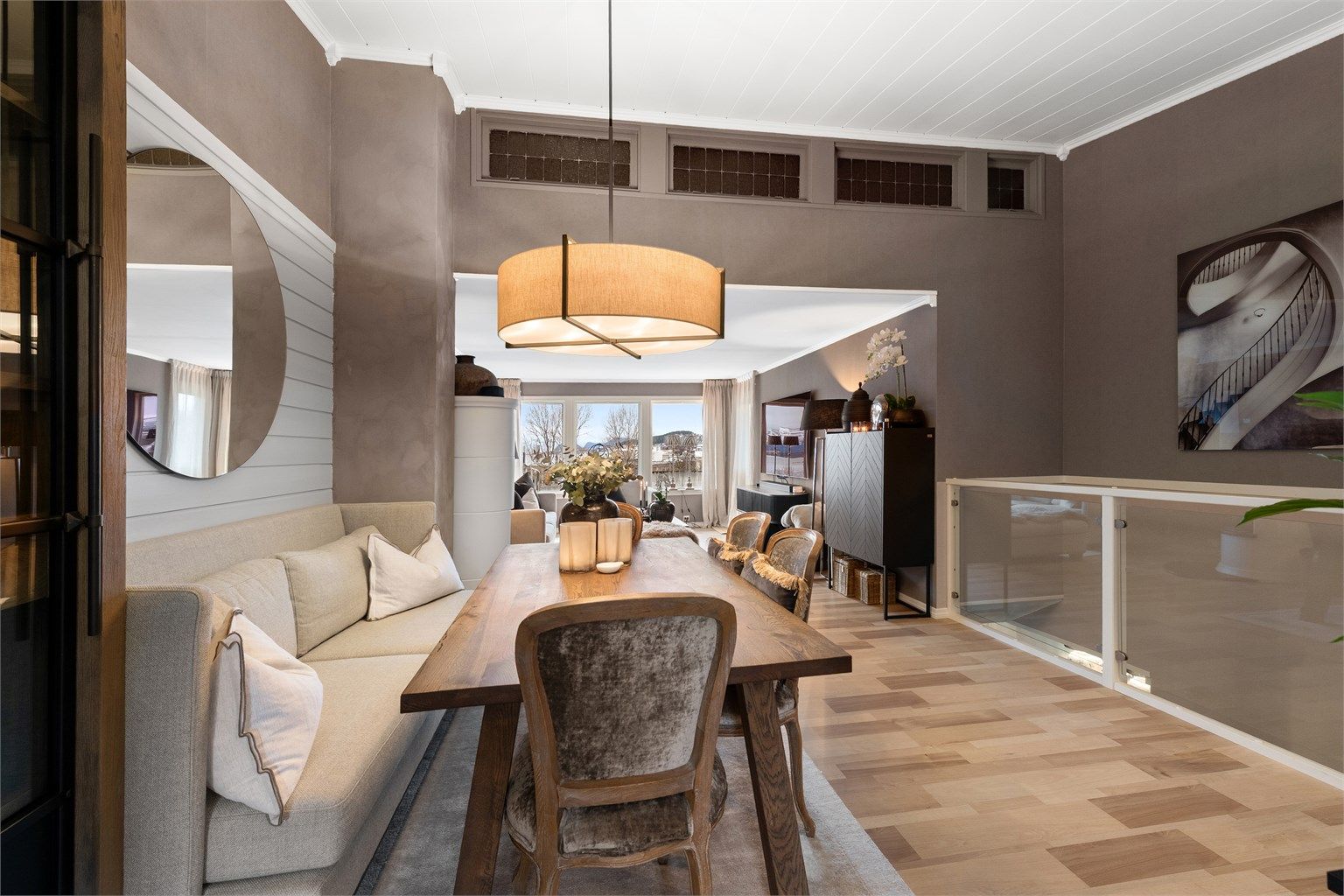 Rekkverk med tre og glass mot trappen gir en moderne og åpen overgang mellom etasjene