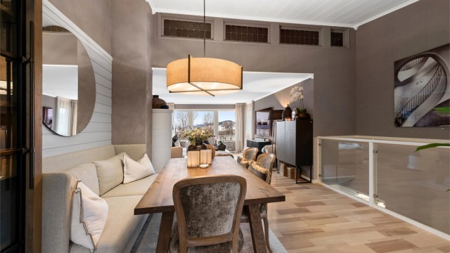 Rekkverk med tre og glass mot trappen gir en moderne og åpen overgang mellom etasjene