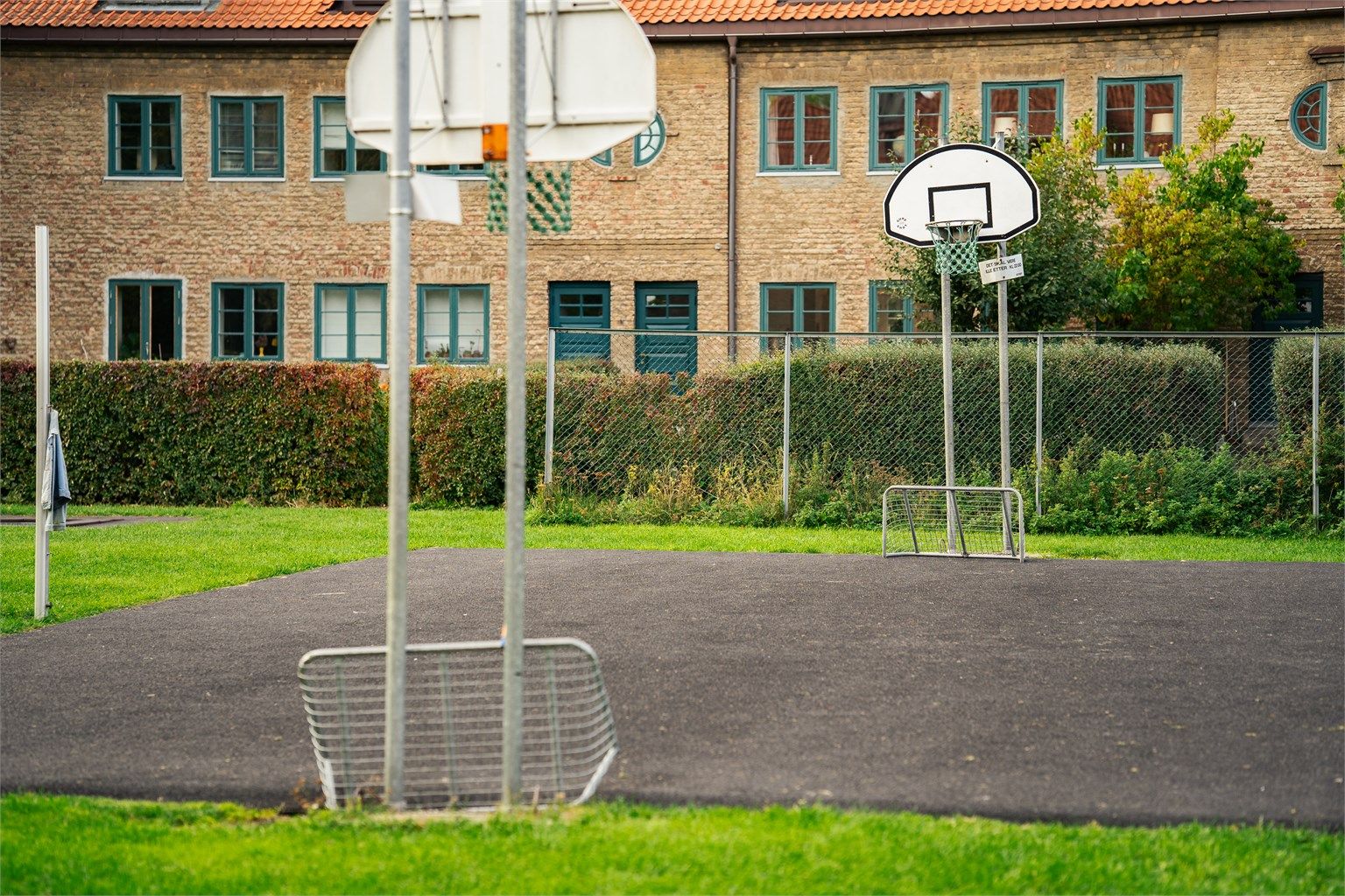 Borettslaget har eget fotballag og en aktiv velforening.