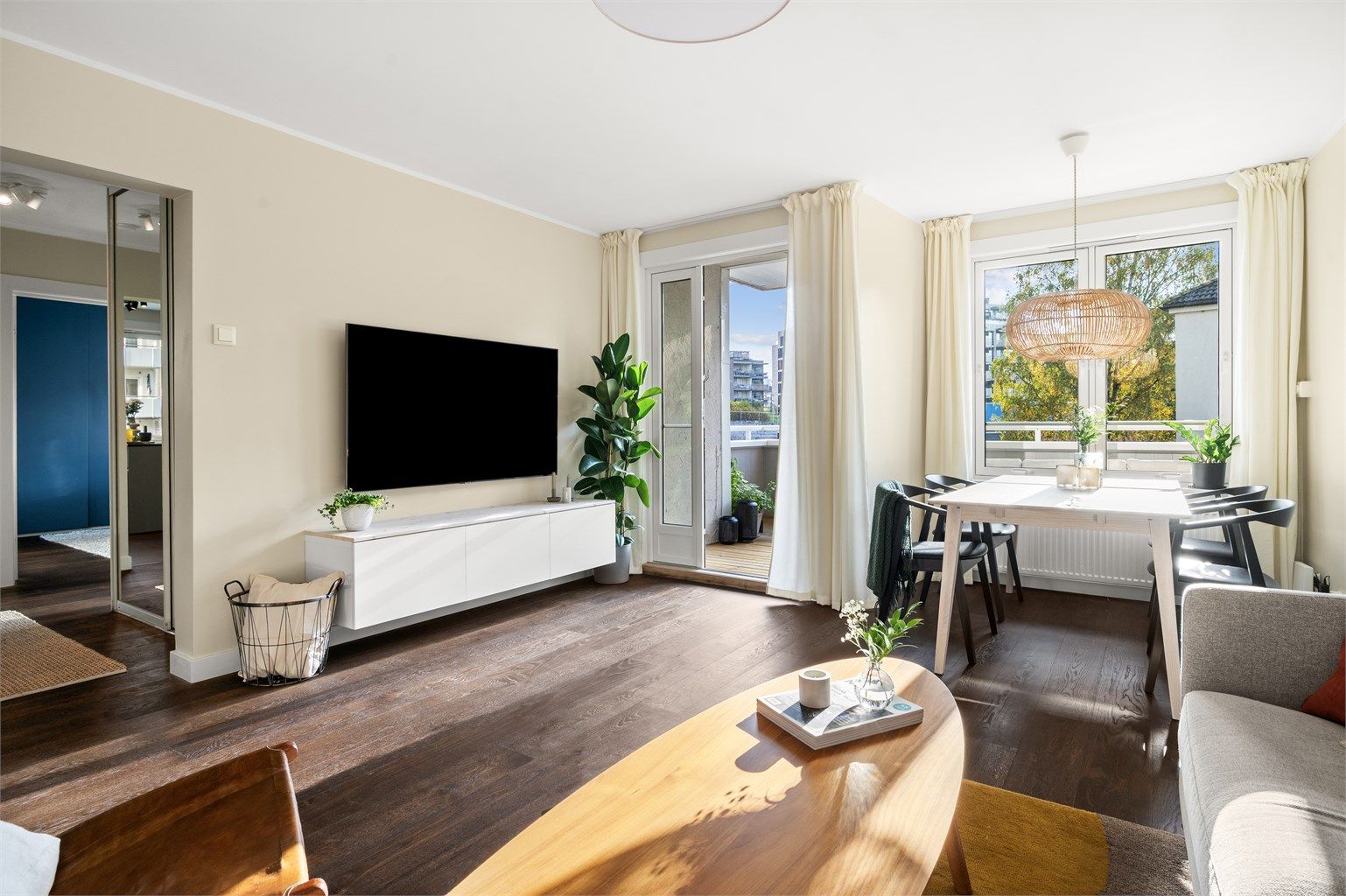 Utmerket internbeliggenhet høyt og fritt i 3. etasje i hjørnet, skjermet og tilbaketrukket fra støy og innsyn. 