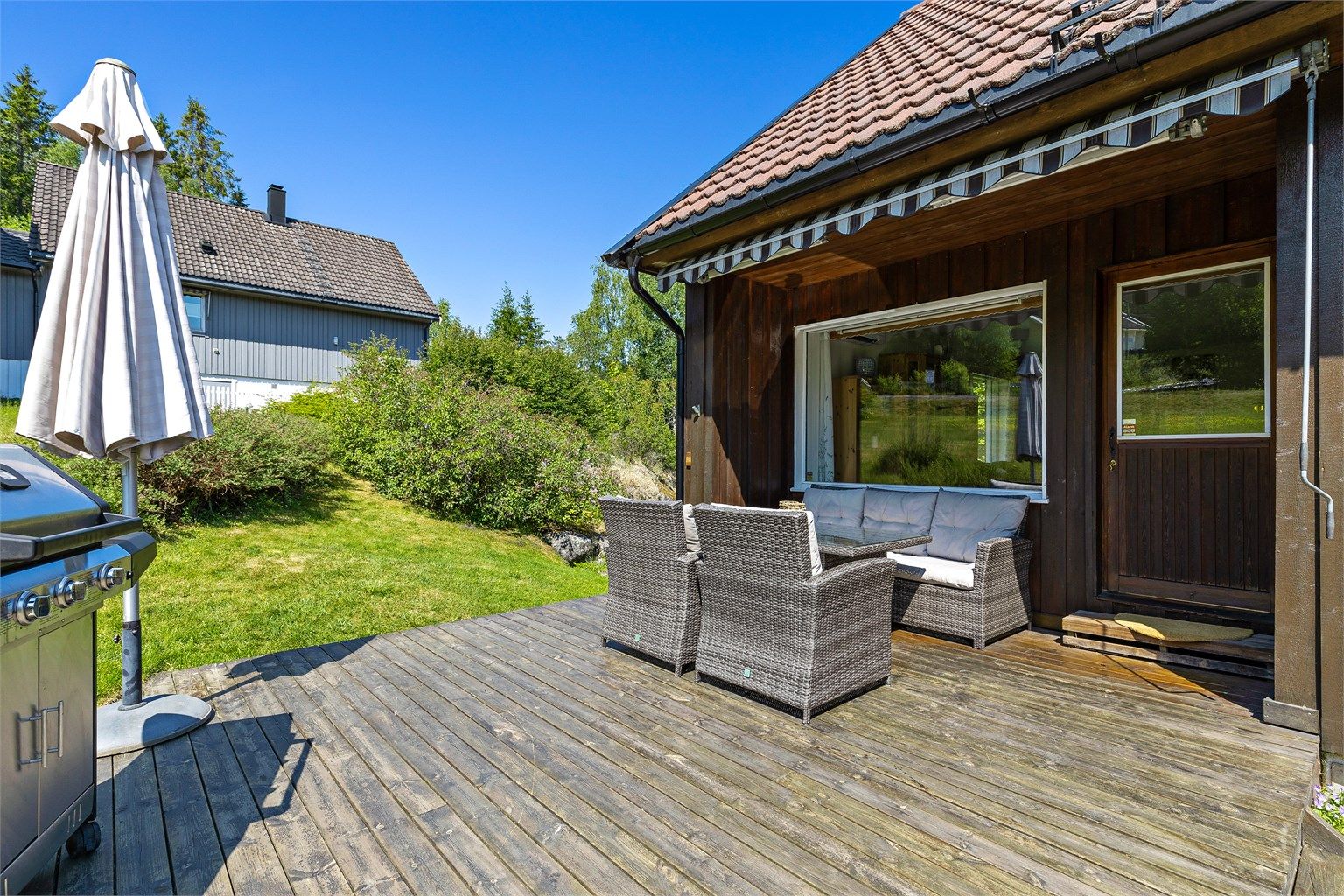 Terrasse - delvis overbygget terrasse med markise på ca. 22 kvm - flotte solforhold