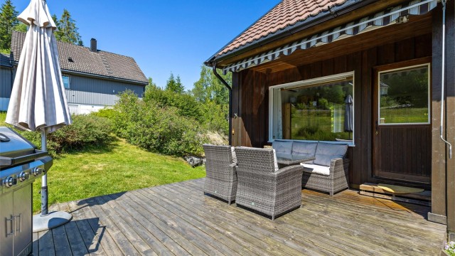 Terrasse - delvis overbygget terrasse med markise på ca. 22 kvm - flotte solforhold