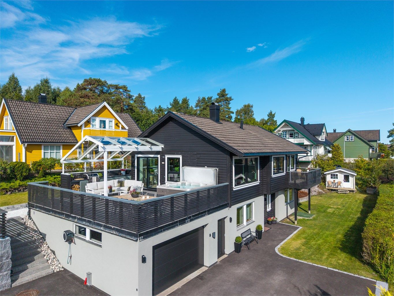 Rundt boligen er det etablert flere hyggelige uteplasser, blant annet en stor og romslig terrasse med god plass til sittegrupper og utemøbler. Terrassen har delvis overbygget/inglasset uteområde som gir en lun og skjermet plass for lange dager utendørs.