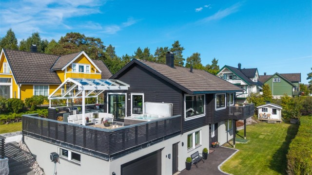 Rundt boligen er det etablert flere hyggelige uteplasser, blant annet en stor og romslig terrasse med god plass til sittegrupper og utemøbler. Terrassen har delvis overbygget/inglasset uteområde som gir en lun og skjermet plass for lange dager utendørs.