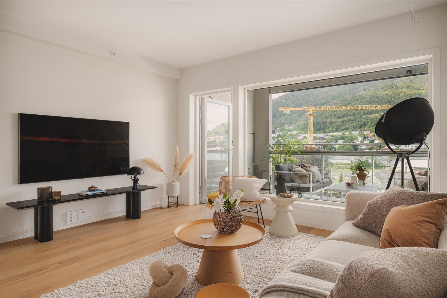 Store vindusflater og utgang til balkongen fra stuen.