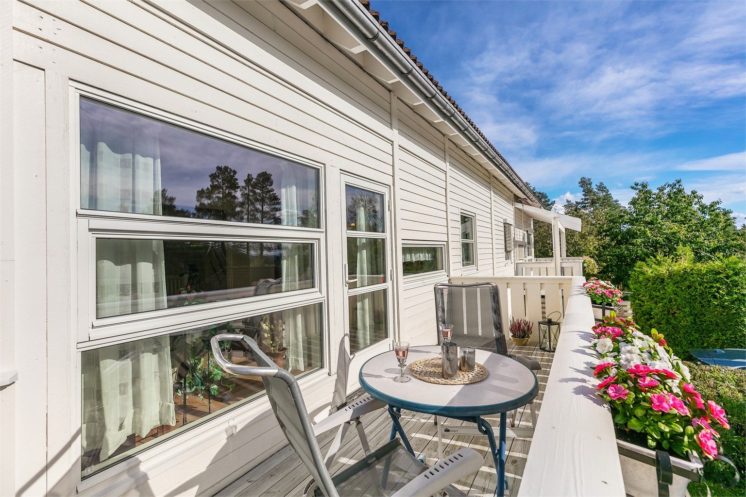 Knallfin veranda med herliges solforhold og fin utsikt, her kan solen nytes