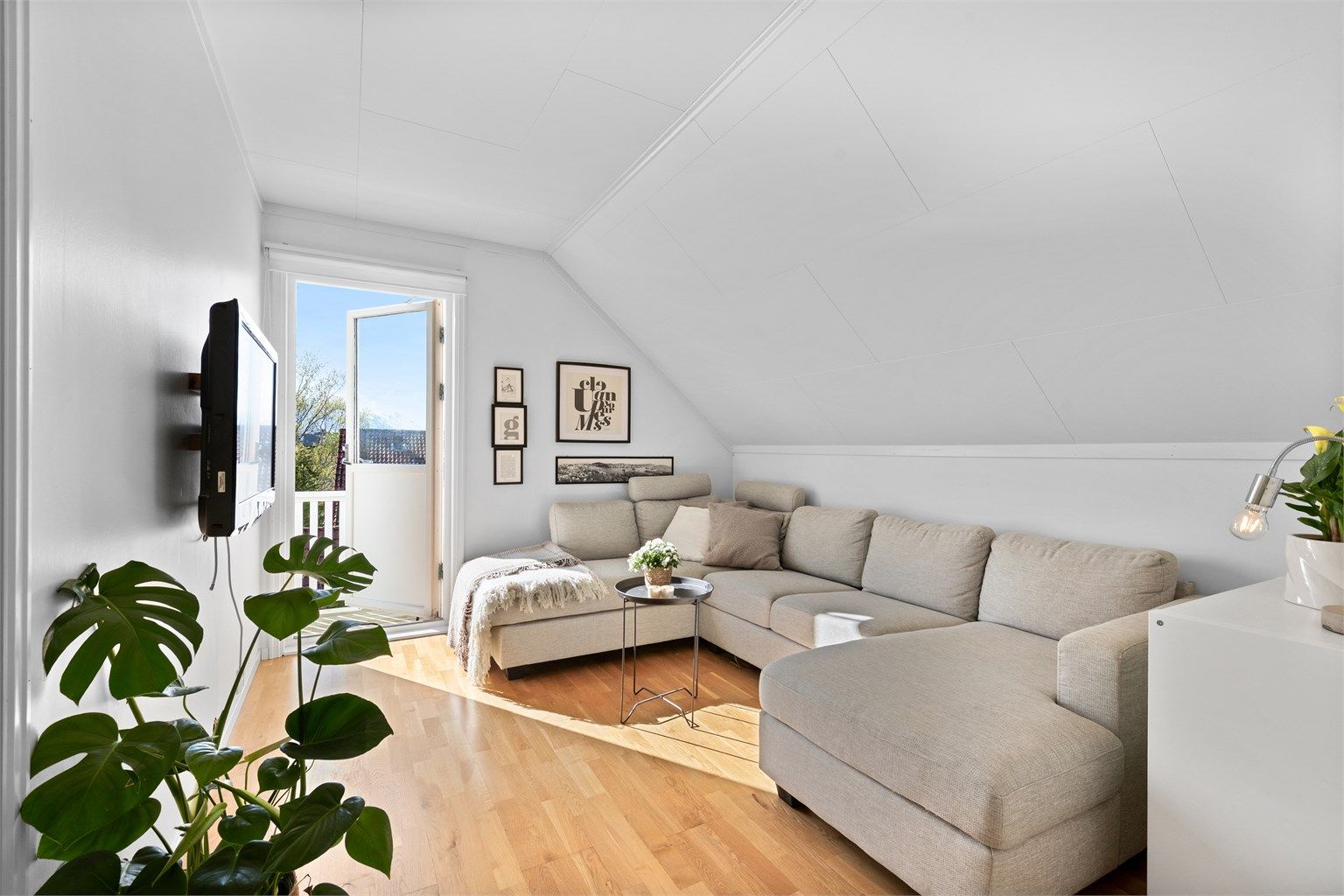 Loftsstuen gir ekstra spillerom for familien og har utgang til en sørvendt balkong. Deler av dette rommet var bod tidligere som ikke er bruksendret og omsøkt.