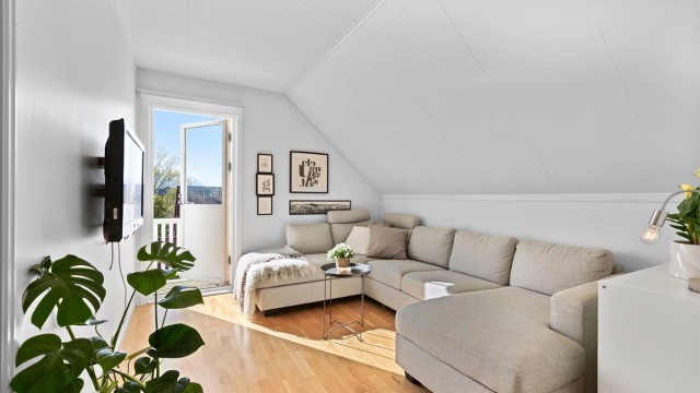 Loftsstuen gir ekstra spillerom for familien og har utgang til en sørvendt balkong. Deler av dette rommet var bod tidligere som ikke er bruksendret og omsøkt.