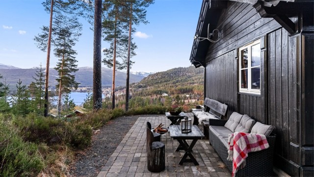 Nydelig stensatt uteplass med utsikt til Niser