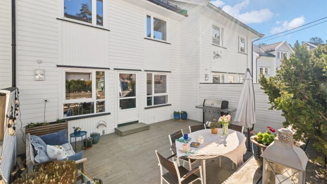 Sydvestvendt terrasse på 29 kvm. Iflg. selger har terrassen sol sommerstid til ca kl 17:30