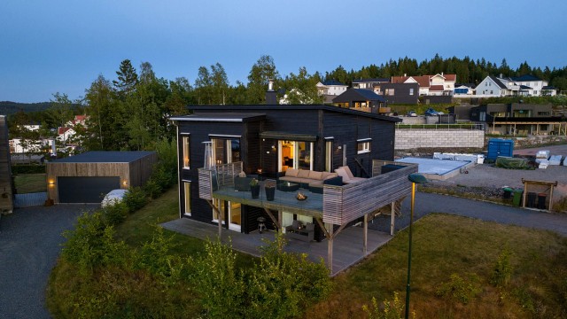 Velkommen til Hafrakerskottet 3! Bilder er tatt i 2023. Huset på nabotomten er oppført etter at bildet ble tatt.