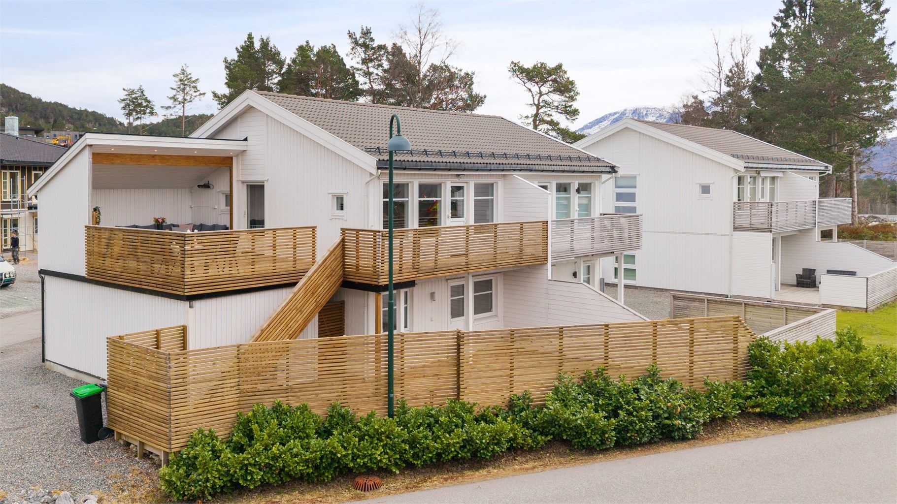 En gjennomført bolig med smarte løsninger og store, private uteområder.