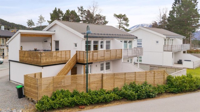 En gjennomført bolig med smarte løsninger og store, private uteområder.