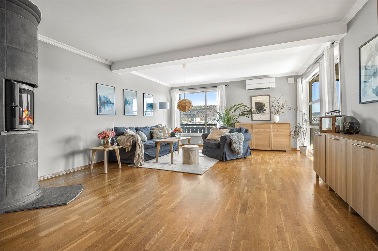 Peisovnen med glassdør skaper en lun atmosfære og gir en god tilleggsvarme på kalde dager.