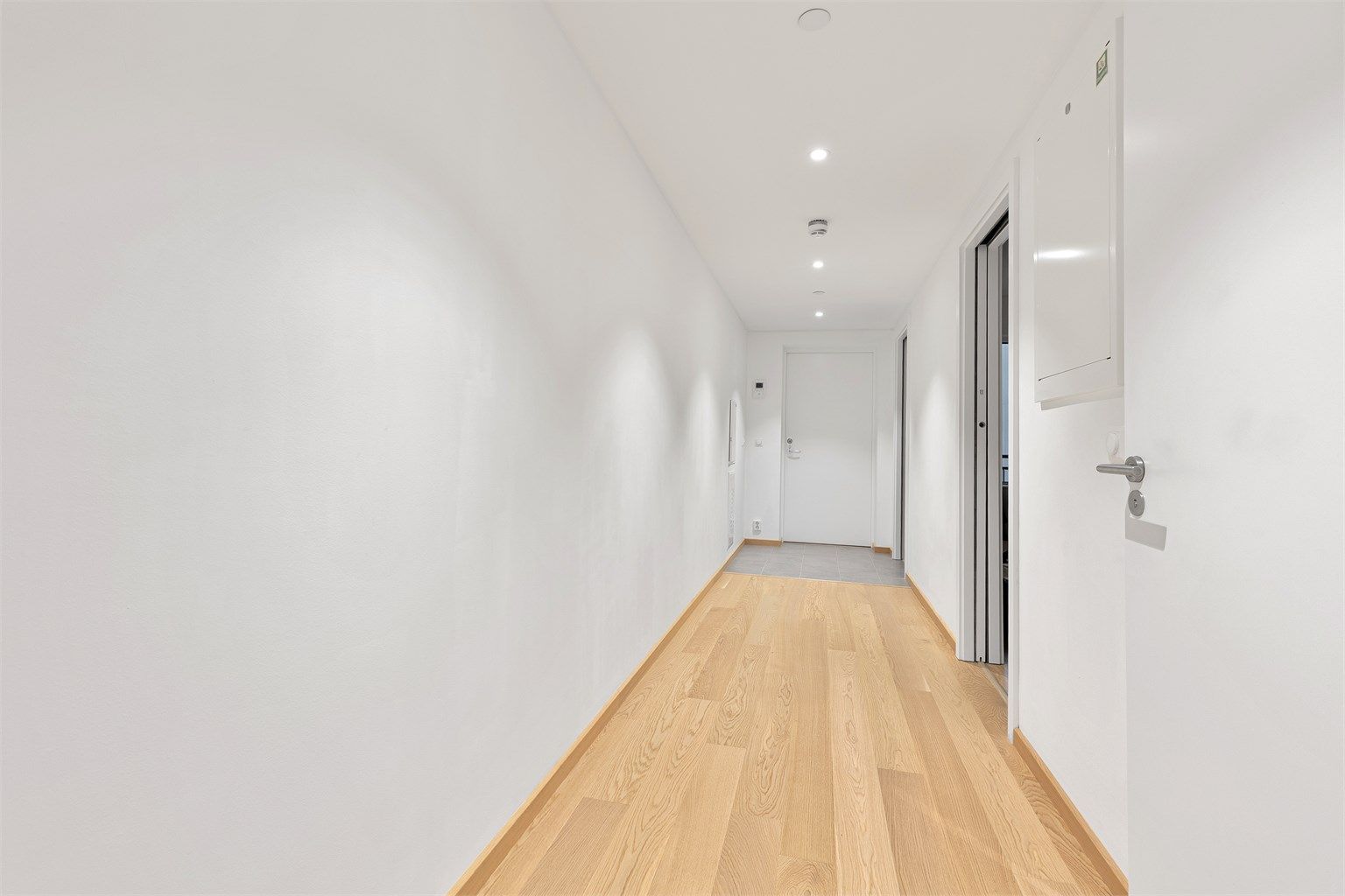 Velkommen inn i en entré med flislagt gulv og behagelig gulvvarme.