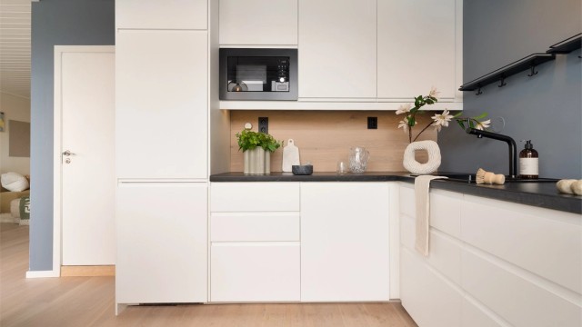 Kjøkkeninnredningen fra IKEA har slette fronter og integrerte hvitevarer.