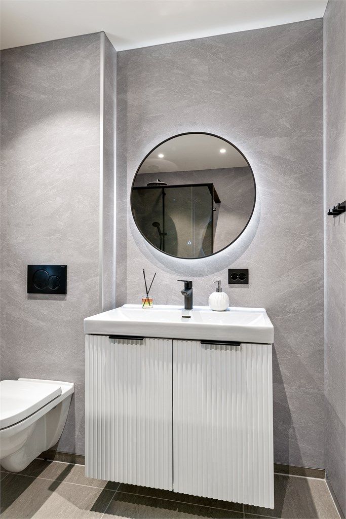 Badet i første etasje ble oppgradert i 2026 med vegghengt toalett og servantinnredning.