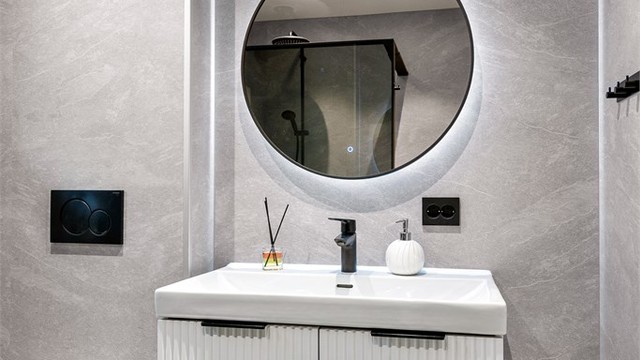 Badet i første etasje ble oppgradert i 2026 med vegghengt toalett og servantinnredning.