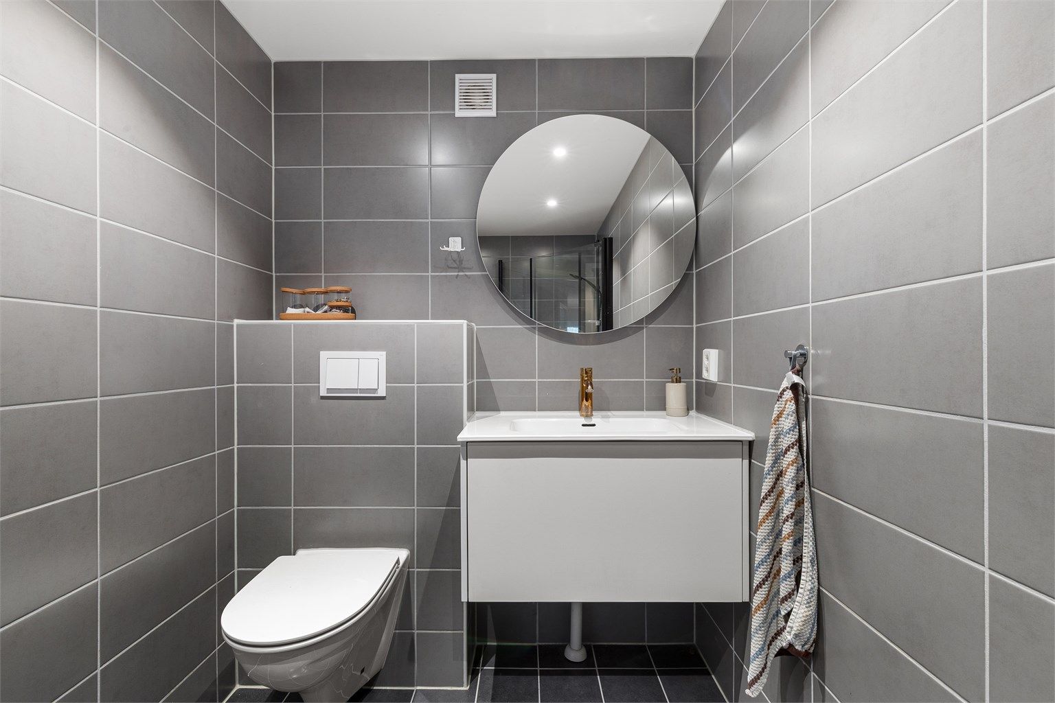 Det er downlights i himling og gulvvarme