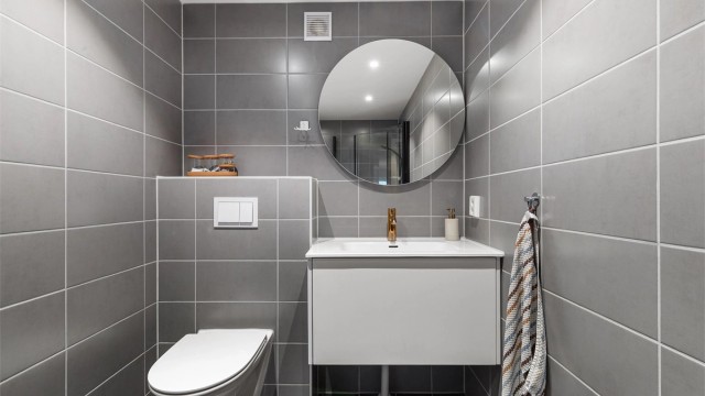 Det er downlights i himling og gulvvarme